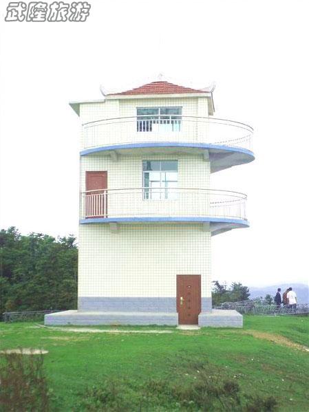　　通天塔是仙女山公園的最高峰，海拔2033米。通天塔原來是仙女山林場監(jiān)測森林火災的一個瞭望臺，破舊的木樓已經(jīng)被青磚水泥所替代，不僅繼續(xù)發(fā)揮著監(jiān)測森林火災的作用，還可以滿足游客登高遠眺的愿望。 　　通天塔是仙女山公園的最高峰，海拔2033米。通天塔原來是仙女山林場監(jiān)測森林火災的一個瞭望臺，破舊的木樓已經(jīng)被青磚水泥所替代，不僅繼續(xù)發(fā)揮著監(jiān)測森林火災的作用，還可以滿足游客登高遠眺的愿望。 仙女山景點通天塔