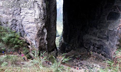 　　約半個小時后　　約半個小時后，從電梯出來，一路下坡，便來到了天龍橋。說真的，咱雖然也跑過不少的地方，但如此奇特、壯觀的喀斯特地貌還真沒見過，巨大的橋洞令人驚嘆。天龍橋高281米，寬124米，平均拱高103米，平均跨度31米，橋厚107米。人入其中，渺若螻蟻。 武隆天生三硚