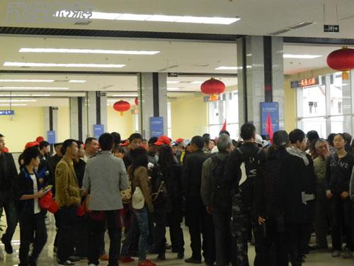 八方游客清明聚武隆 運輸中心加班加點乘載游客