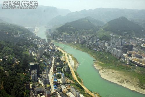 武隆山城，烏江穿城而過。