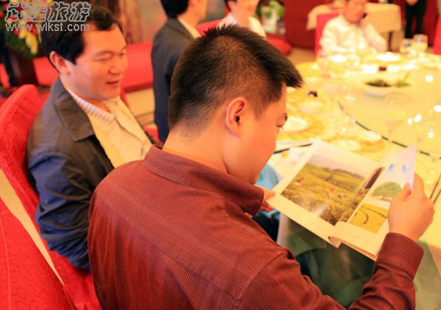 武隆兌現(xiàn)2011重慶旅行社市內(nèi)組客獎勵