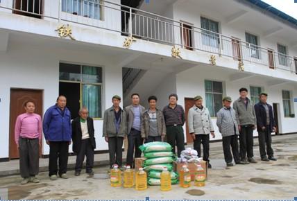 公司扶貧專干吳明兵(右5)在鐵礦鄉(xiāng)敬老院慰問(wèn)孤寡老人