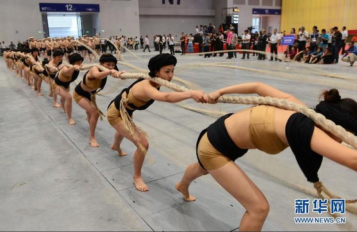 重慶渝洽會再現&ldquo;女纖夫&rdquo;風采