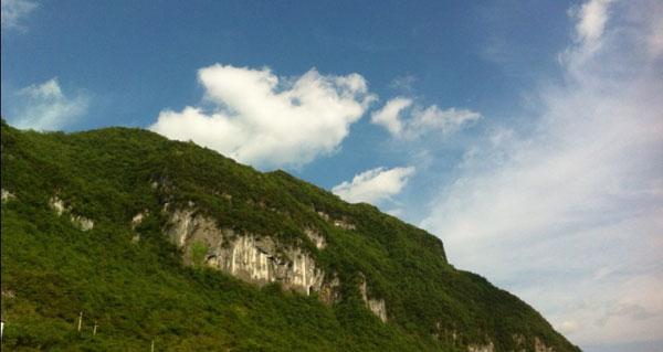 仙女湖邊藍天白云