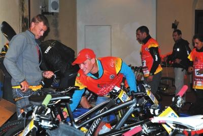 9月3日，前來報到的參賽隊員認真檢查裝備，以應對連續四天的高負荷挑戰。　　　　　　　　　（王道渠/攝）