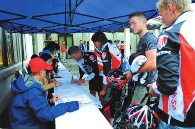 9月3日，前來報到的參賽隊員認真檢查裝備，以應對連續四天的高負荷挑戰。（王道渠/攝）