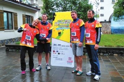 9月3日，參賽隊員合影。（王道渠/攝）