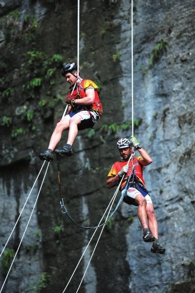 9月5日,天生三硚險象環生,高空速降比賽讓在場觀眾看得心驚膽戰