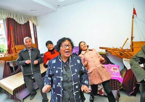 昨日，江北大竹林銀竹苑，71歲的吳秀蘭（前中）和弟子們?cè)谧约揖毩?xí)唱川江號(hào)子。本組圖/重慶晨報(bào)記者 李斌 攝