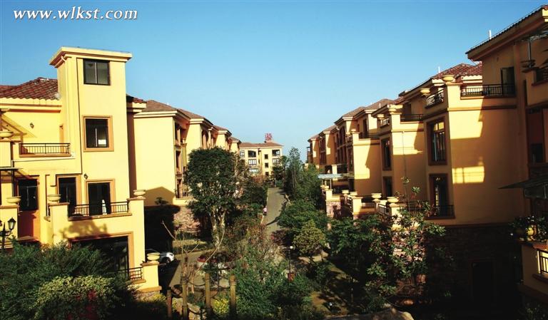 圖為仙女山鎮(zhèn)依云美鎮(zhèn)小區(qū)一角。