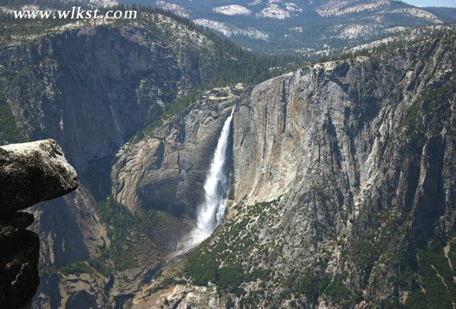 1.優勝美地瀑布 美國   　　優勝美地瀑布是北美落差最大的瀑布。阿瓦尼奇人認為瀑布下的深潭住著一群女巫。傳說有個女人在此潭打了一桶水，拉上來之后發現桶里滿是蛇，好惡心有沒有！這女人竟敢來女巫地盤打水，這讓女巫們非常生氣。于是，夜半時分，女巫們縱了一陣妖風將打水女人的家和孩子一同卷入水中&hellip;&hellip;