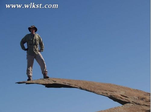 出門旅游，我們往往會(huì)&ldquo;解放&rdquo;自己，解放自己身心的同時(shí)，也降低了自身的警惕。拍照擺POSE