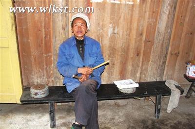 潘學舟老人唱山歌。