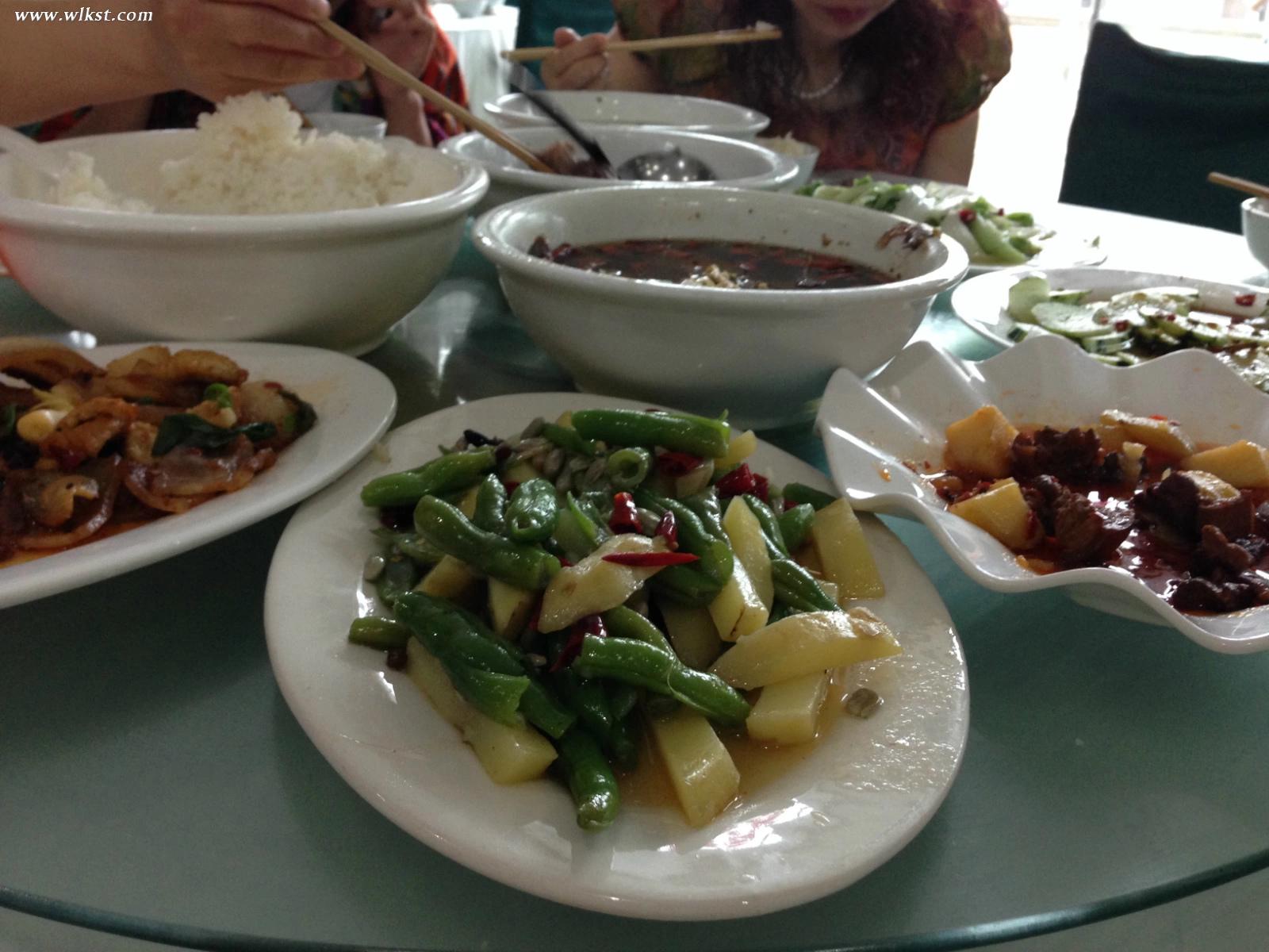 光顧著吃了差點忘了拍照，這就是導游說的傳說中的高原土豆燒茄子，除了面吃不出區別。