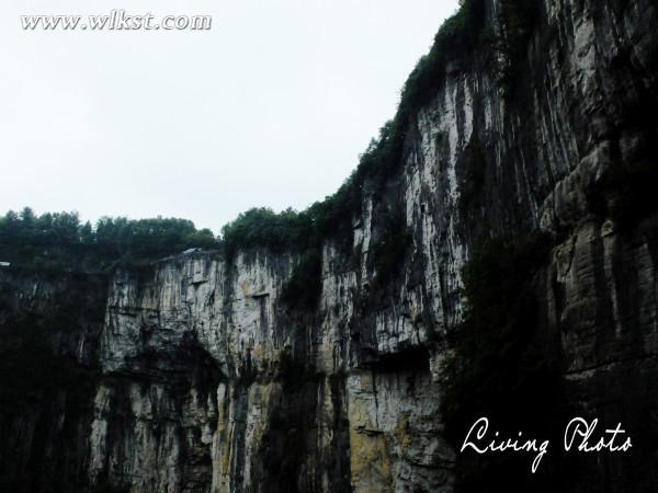 　　坐上電梯下去，好震撼啊!身臨其境的感覺是很棒的，大自然真是鬼斧神工。