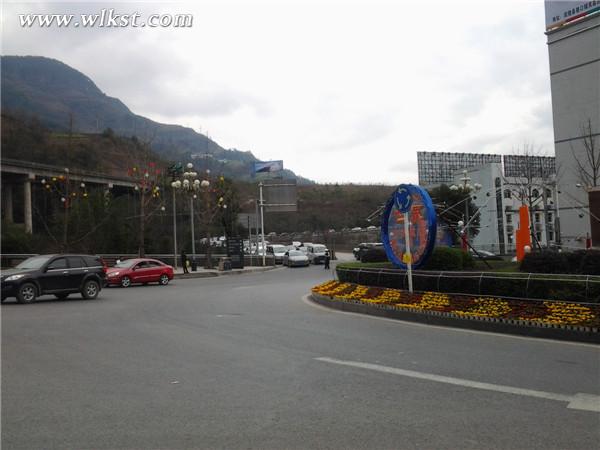 武隆進(jìn)城轉(zhuǎn)盤(pán) 交警采取分時(shí)段放行 武隆旅游 仙女山