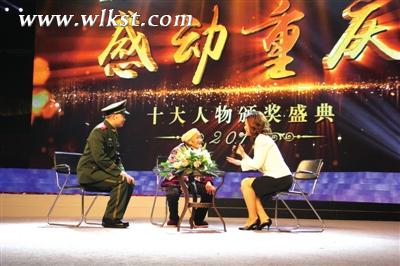 圖為楊興明(中)在頒獎現場接受主持人采訪。