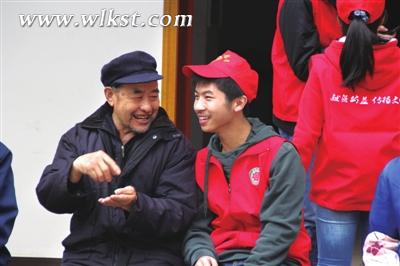 圖為志愿者正在陪老人聊天。