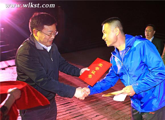 武隆縣委常委、宣傳部部長馬奇椅為獲獎者(王俊杰/攝)