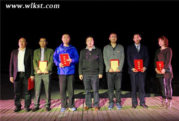第二屆&ldquo;印象武隆杯&rdquo;網絡文學征文大賽獲獎者合影留戀 (王俊杰/攝)