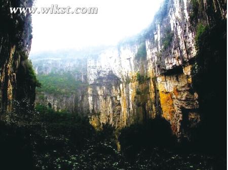 行走武隆 被打濕的喀斯特