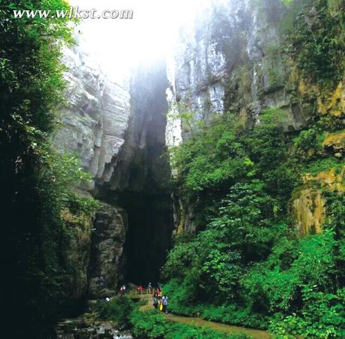 行走武隆 被打濕的喀斯特