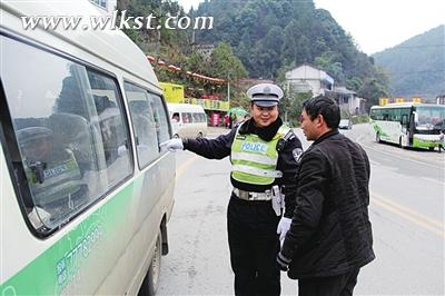 圖為羅旦華提醒駕駛員安全行駛。