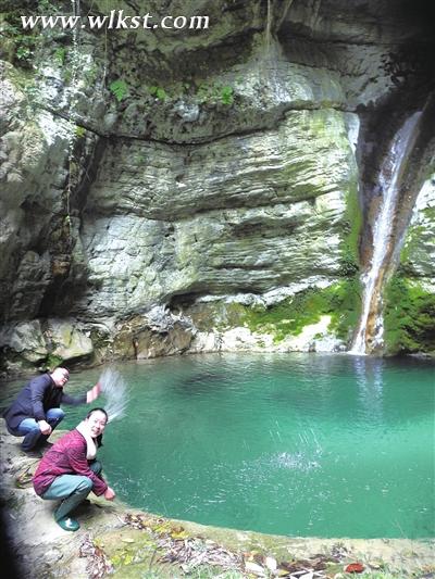 潭水碧綠而晶瑩。