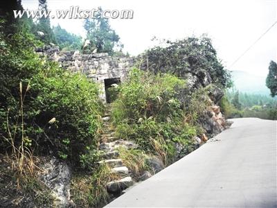 潭水碧綠而晶瑩。