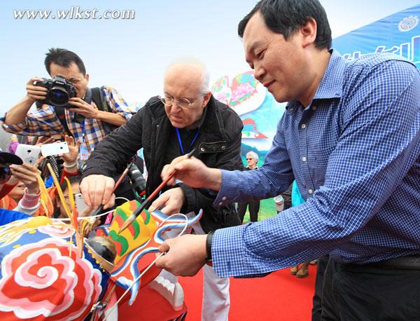 武隆喀斯特公司董事長任良生與國際風聯副主席漢斯為“巨龍”點睛