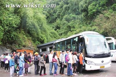 游客排隊上車逛景區(qū)