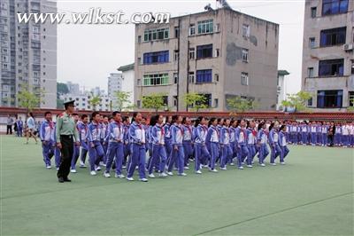 圖為學生們正在軍訓。