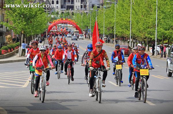 全國千名老人騎游仙女山 最長者已有93歲高齡