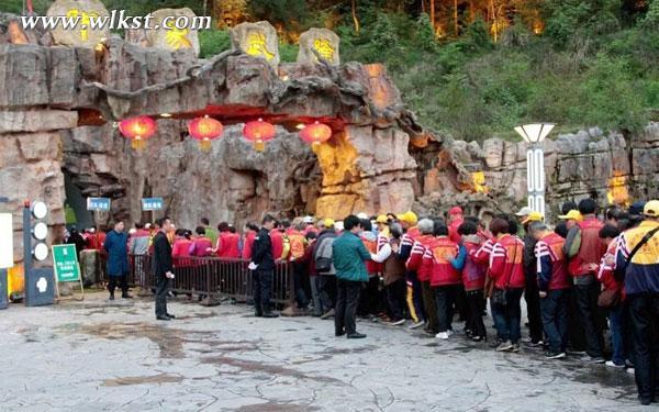 旅游養老熱來了 800名老人組隊賞《印象武隆》