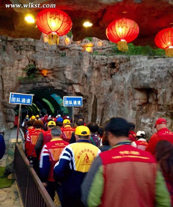 旅游養老熱來了 800名老人組隊賞《印象武隆》