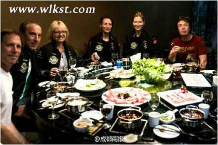 太陽能飛機飛行團隊品嘗了重慶火鍋