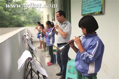 小學生正在練習嗩吶