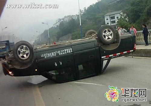 剎車失靈,駕駛員猛打方向避險(xiǎn)開翻車。武隆縣公安局供圖