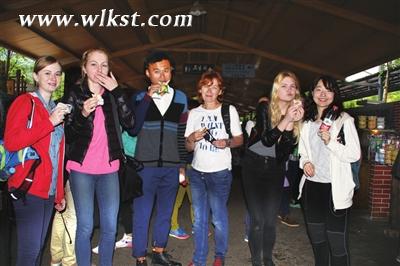 &ldquo;中國糍粑好好吃&rdquo;(王 蓁/攝)