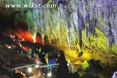 芙蓉洞內游人如織。 余春蘭/攝