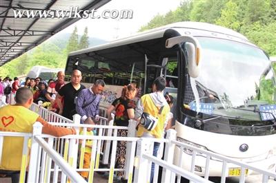 游客排隊上車。 王 蓁/攝