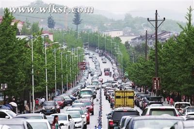 仙女山鎮車水馬龍。 代君君/攝