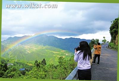 游客駐足欣賞美景。 代君君/攝