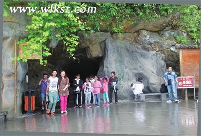 游客高興地走出芙蓉洞。 余春蘭/攝