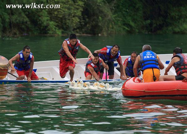 芙蓉江龍舟賽忠縣隊蟬聯雙冠王 人鴨共舞逗樂全場