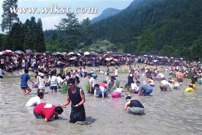 趙家垂釣現(xiàn)場(chǎng)&ldquo;渾水摸魚&rdquo;