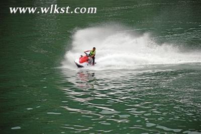 市民感受水上摩托帶來的清涼