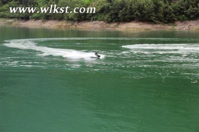 市民感受水上摩托帶來的清涼