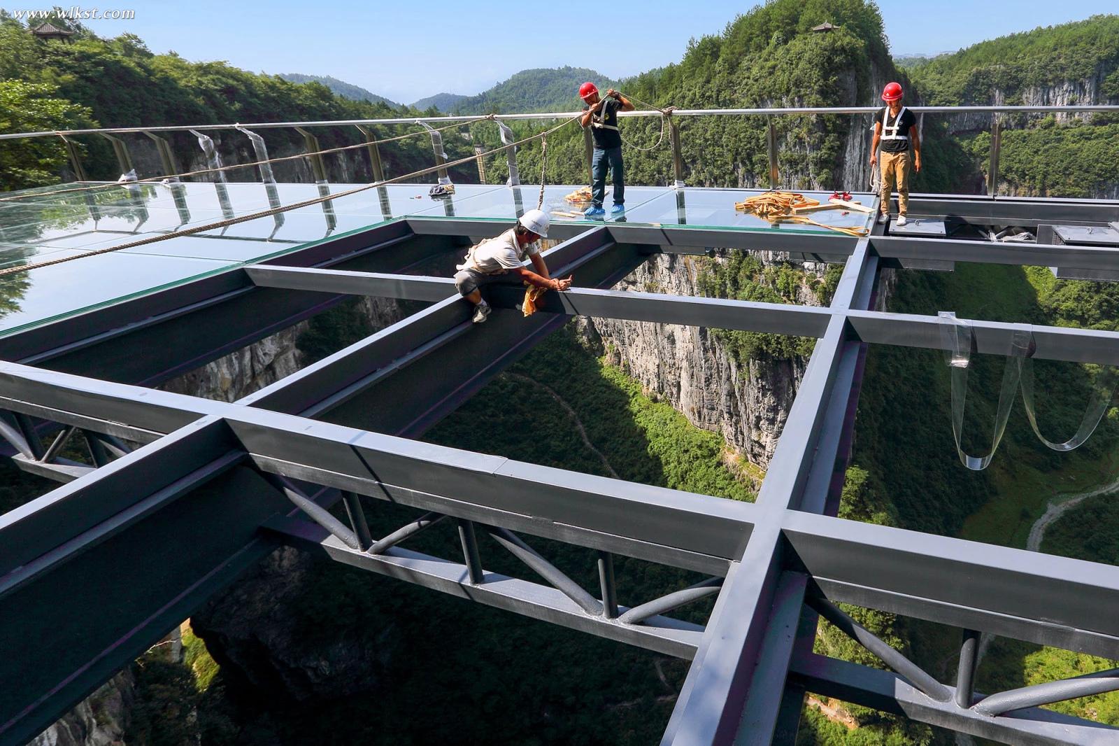 工作人員正在加緊安裝玻璃（圖/王俊杰）