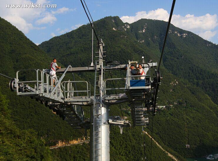 頂著烈日的工作人員（圖/王俊杰）